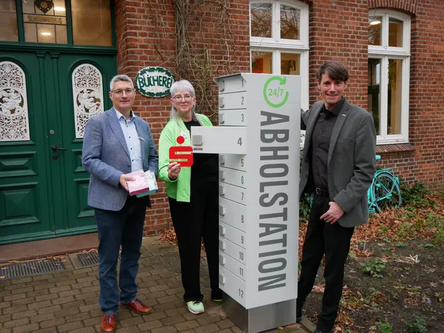 Nikola Laudien, Leiterin der Gemeindebücherei Stelle (v. li.), freut sich gemeinsam mit Dr. Alexander Stark (Landkreis Harburg) und Stefan Bültemann (Sparkasse Harburg-Buxtehude) über die neue Abholstation | Foto: Sparkasse