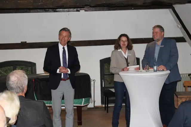 Bürgermeister Jan-Hendrik Röhse (li.) mit Kathrin Bopp (Haspa Filialassistenz) und Stefan Harms (stellv. Filialleiter Haspa) | Foto: jvp