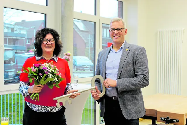 Feierliche Schlüsselübergabe von Samtgemeinde-Bürgermeister Knut Willenbockel an Schulleiterin Andrea Willhaus   Fotos: sb