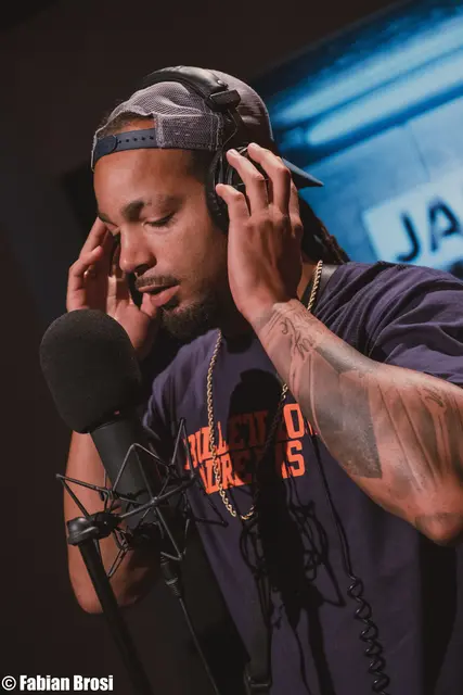 Jamil (33) begann mit elfJahren seine eigenen Texte zu schreiben. Jamil ́s Stil ist eine Mischung aus Hip-Hop, Rap, UK-Garage und Drum and Bass, geprägt von Vielfalt und Offenheit.
Seine Musik reflektiert persönliche Erfahrungen und Erlebnisse. | Foto: Fabian Brosi