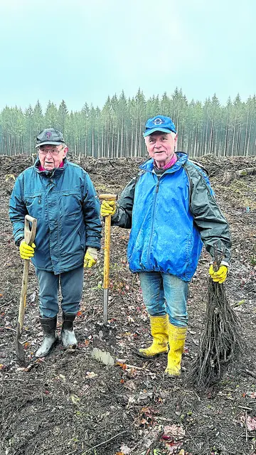 Harald Witte mit seinem Bruder Uwe bei einer Baumpflanzaktion | Foto: Kuhn + Witte