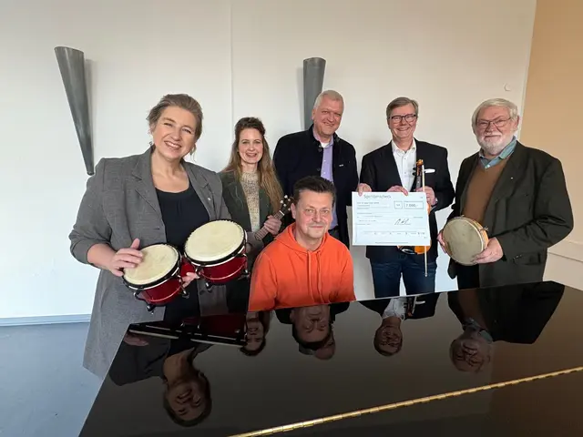 Mitglieder des Rotary Club Winsen übergaben den Spendencheck an den Leiter der Musikschule, Michael Nix | Foto: Rotary Club Winsen
