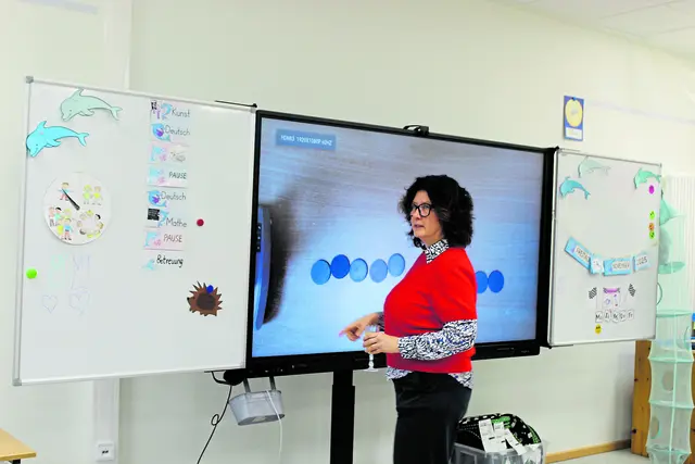 Schulleiterin Andrea Willhaus in einem der beiden neuen Klassenräume | Foto: sb