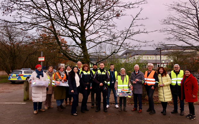 An der diesjährigen Aktion waren beteilligt: Anja Petersen, Corinna Gerth, Anja Führer, Agnes Meies, Hatice Acar, Frank Patyna (Schulleitung Gymnasium), Stephanie Jahnert (1. Vorsitzende Seevetaler Präventionsrat), Marco Behnke, Beamter, Praktikant der Polizei, Angelika Gaertner, Landrat Rainer Rempe, Bürgermeisterin Emily Weede, Alexandra Neukirch (Schulleitung IGS),  Selim Kocamanoglu, Latifa Fittschen | Foto: Dilara Acar