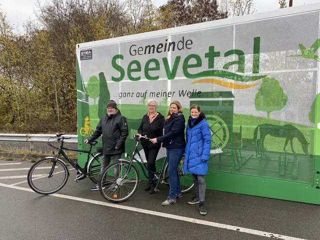 Peter Langenbeck (v.li. Ortsbürgermeister Meckelfeld / Klein-Moor), Emily Weede (Bürgermeisterin Gemeinde Seevetal), Kirsten Theißen (Stabsstelle Mobilität) und Silvia Nesemann (Stabsstelle Mobilität) vor dem Radcontainer in Meckelfeld | Foto: Gemeinde Seevetal
