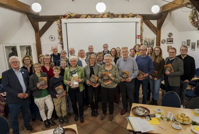 Die Mitwirkenden, die das Buchprojekt ins Leben gerufen haben, freuen sich über die besondere zweisprachige Veröffentlichung | Foto: Paul Roloff
