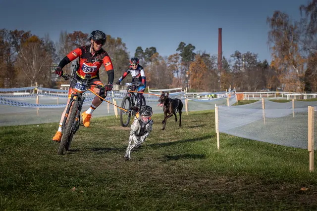Die Gegnerin (hinten) war außerordentlich fair, indem sie Bianka Strey und Skadi Platz zum Überholen machte | Foto: Oliver Voss