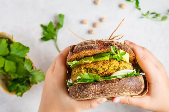 Darf ein vegetarischer Burger noch Burger heißen? | Foto: AdobeStock/vaaseenaa