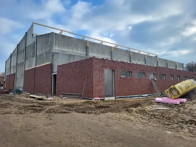 Die neue Dreifeldhalle entsteht am Standort der alten, im Juli 2021 erstmals in Brand gesetzten Sporthalle | Foto: sh