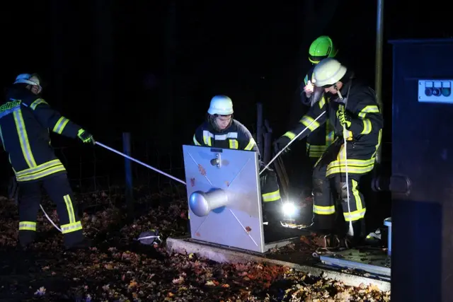 Übung für den Ernstfall: Bei der Kläranlage musste eine Person aus einem Schacht befreit werden – das alles bei Stromausfall | Foto: Nora Schmidt-Eustermann, Jürgen Bockelmann