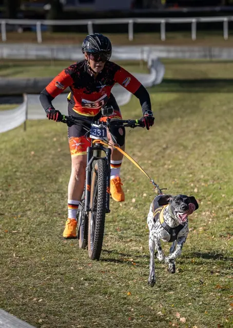Ein eingespieltes Team: Skadi rennt vorneweg und zieht, während Bianca Strey kräftig  in die Pedale tritt | Foto: Oliver Voss