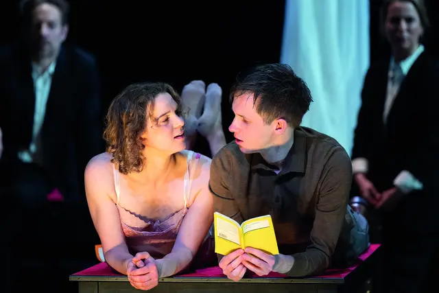 Kurz nach Kriegsende begegnet der 15-Jähriger Schüler Michael derdeutlich älteren Straßenbahnschaffnerin Hanna – die beiden verlieben sich | Foto: G2 Baraniak