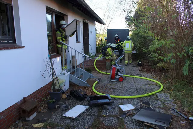  Das Brandgut wurde ins Freie geschafft | Foto: Stefan Braun/Feuerwehr