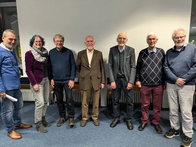 Zeitzeugen der Stadt Buchholz: Heinrich Helms (v.l.), Susanne Lang, Rüdiger Kühn, Jürgen Kempf, Klaus Fink, Dieter Ohnesorge und Prof. Dr. Götz von Rohr

  | Foto: Stadt Buchholz