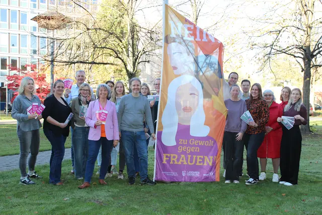 „Wir sagen Nein zu Gewalt gegen Frauen“: Mitglieder des Netzwerks gegen häusliche Gewalt im Landkreis Harburg hissten die erste Fahne vor dem Winsener Kreishaus | Foto: Landkreis Harburg