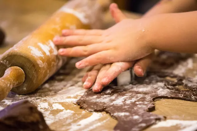 Keksebacken bei den Nikolauswerkstätten am 7.12. auf dem Museumsbauernhof in Wennerstorf. | Foto: FLMK