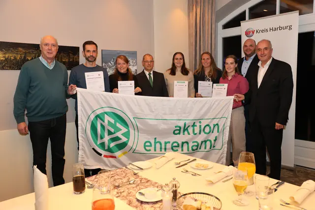 Mario Leder (v. li., vom Vorstand) sowie die Preisträger Benjamin Sommerfeld und Annika Blecken, Mario Reising (Ehrenamtsbeauftragter) und Alina Winkler, Kristiane Heuser und Amelie Vergin sowie Schatzmeister Steffen Raida und Vorsitzender Frank Dohnke | Foto: cc