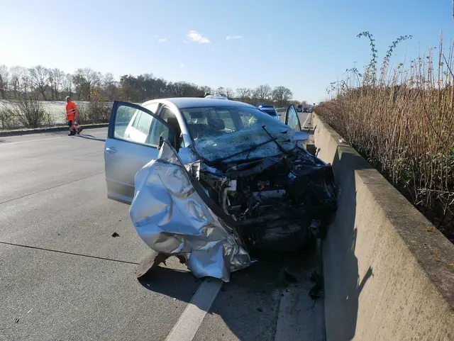 Der Pkw des 19-jährigen Unfallfahrers erlitt einen wirtschaftlichen Totalschaden | Foto: Polizei