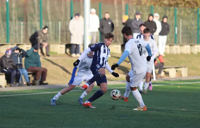Der Buchholzer Jury Lohmann (Mitte) setzt sich mit dem Ball gegen zwei Gegenspieler des FC Este durch | Foto: cc