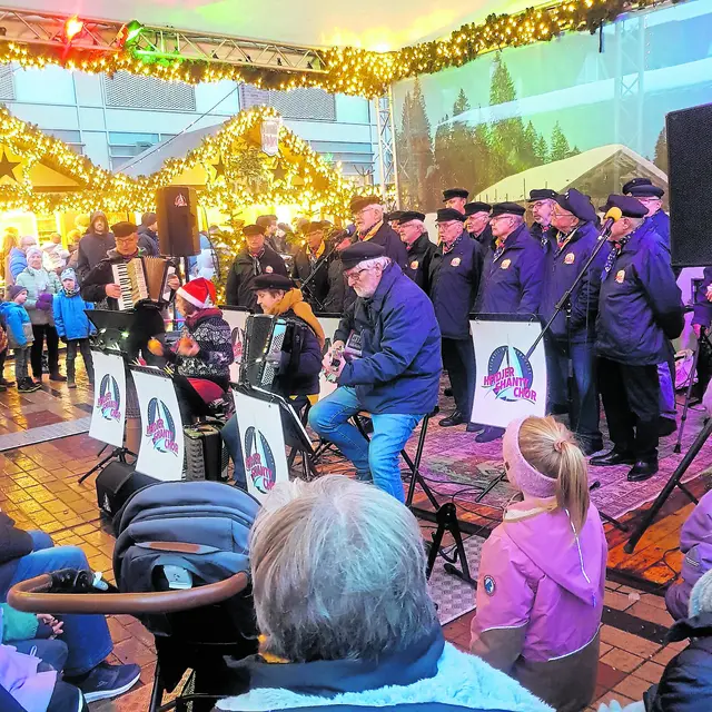 Der Heidejer-Shanty-Chor Buchholz sing auf dem Buchholzer Weihnachtsmarkt | Foto: Maren Kolter