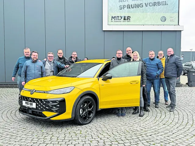 Das Team freut sich darauf, den neuen VW T-Roc zu präsentieren (v. li.): Sebastian Göbel, Niclas Dannacker, Björn Kropp, Arndt Weigel, Kevin Tröbs, Dennis Eggers, Stefan Waschmann, Luisa Becker-von Stemm, Marco Dankert, Thomas Kroll und Bernhard Schmidt | Foto:  Autohaus Meyer