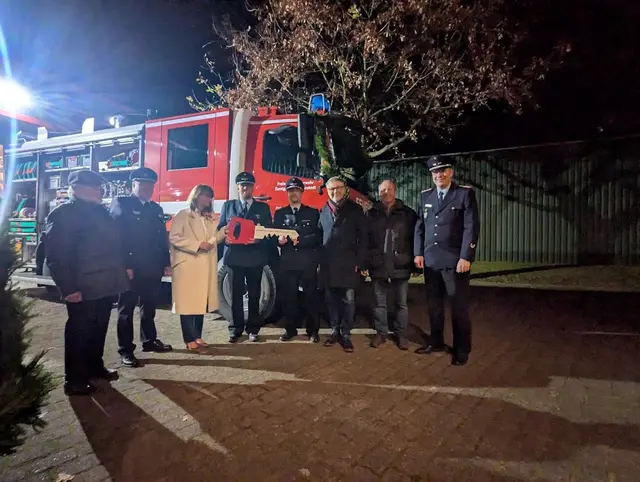 Bei der Fahrzeugübergabe (v. li.): Fördervereinsvorsitzender Jürgen Tiedt, Kreisbrandmeister Jörn Petersen, Kreisrätin Annerose Tiedt, Ortsbrandmeister Marc Borchers, sein Vertreter Peter Riecken, Samtgemeinde-Bürgermeister Olaf Muus, Ratsmitglied Günter van Weeren und Gemeindebrandmeister Sebastian Seier   | Foto: Freiwillige Feuerwehr Samtgemeinde Hanstedt  Pressestelle Nord