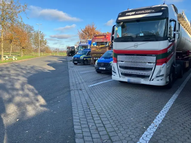 Die Lkw wurden auf dem Parkplatz Glindbusch kontrolliert | Foto: Polizei