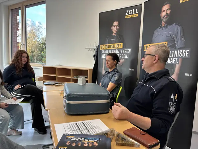 Paula (li.) informierte sich über die Aufgaben des Hauptzollamtes Hamburg | Foto: Ann-Christin Merle