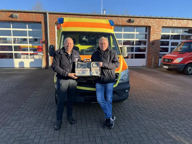 Medizintechnik-Händler Jan Lehmkau (rechts) mit Einsatzleiter Wilfried Sprekels und einem der rund 30 gespendeten Beatmungsgeräte | Foto: Landkreis Stade / Daniel Beneke