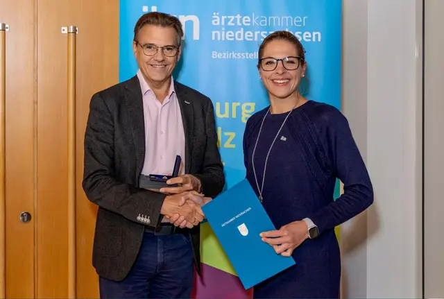Dr. Katharina Kirsche, Vorsitzende der Bezirksstelle Lüneburg der Ärztekammer Niedersachsen, verlieh Dr. Jörn Jepsen die Ehrenplakette | Foto: Ärztekammer Niedersachsen