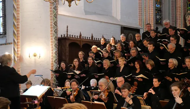 Es singt die Kantorei des Kirchenkreises Buxtehude, begleitet von der Capella Petri mit Konzertmeisterin Katarzyna Westerhaus | Foto: Christa Haar-Rathjen