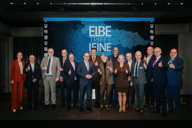 Der niedersächsische Wirtschaftsminister Grant Hendrik Tonne (6.v.li.) mit den Landräten und Wirtschaftsvertretern aus der südlichen Hamburger Metropolregion | Foto: Gina Kühn – Vertelln