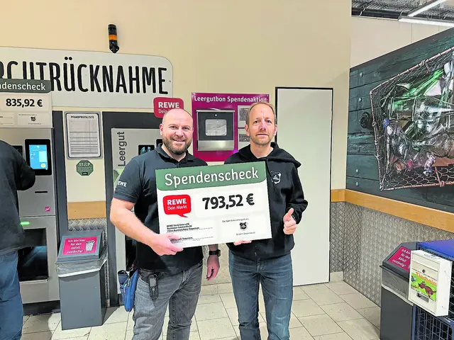 Vitalij Geter (li., Inhaber des REWE-Marktes in Holm-Seppensen) und Henrik Behrndt (Erster Vorsitzender des SV Holm-Seppensen) | Foto: Verein