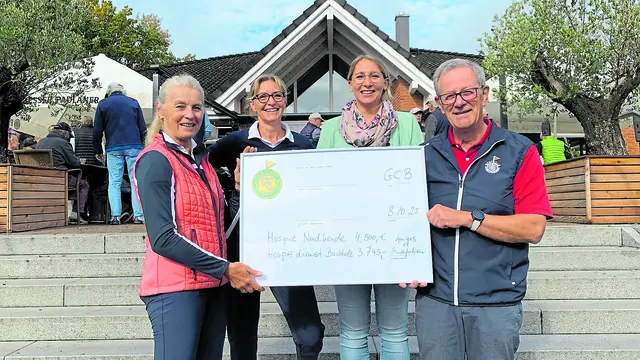 Bei der Spendenübergabe (v. li.): Margitta Mehl (Buchfinken), Heike Riemann (Hospizdienst Buchholz), Katharina Koch (Geschäftsführerin Stationäres Hospiz Nordheide), Reiner Heyme (Amigos) | Foto: Harald Widemann
