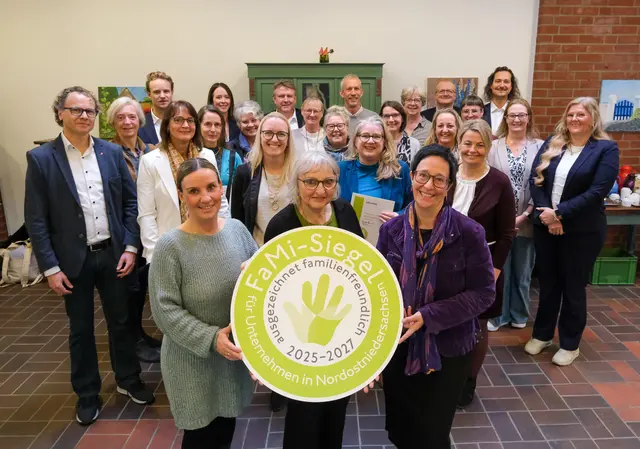 Ihnen ist Familienfreundlichkeit wichtig: Initiatorin Brigitte Kaminski (Mitte.), Monique Lutermann (vorne l.) und Dr. Matthias Richter-Steinke (li.) von der Gemeinschaftsinitiative FaMi-Siegel mit Trägerinnen und Trägern des FaMi Siegels aus dem Landkreis Harburg | Foto: Landkreis_Harburg