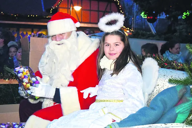 Der Besuch des Nikolauses ist jedes Jahr ein Highlight des Fleestedter Weihnachtsmarktes. | Foto: bs