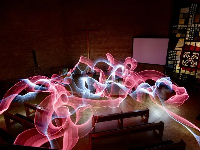 Die Jugendlichen stellen experimentelle Kunstwerke aus – darunter die Lichtspuren, die durch Langzeitbelichtung festgehalten wurden | Foto: Inke Damann