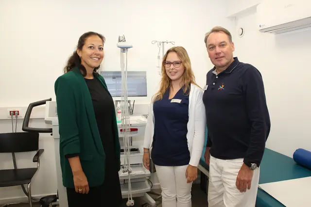 Kreisrätin Ana Cristina Bröcking (li.) und Dr. Markus Jaeger-Rosiny freuen sich über Nadja Heinsens Tätigkeit und das neue Physician-Assistant-Ausbildungsmodell | Foto: Landkreis Harburg