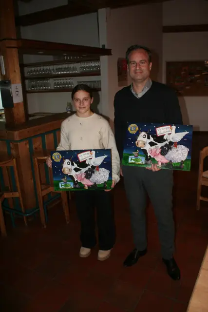 Kunstturnerin Laura Claessen und Notar Jan Grosser bei der Ziehung der Gewinnnummern des Lions-Adventskalenders | Foto: Lothar Hillmann