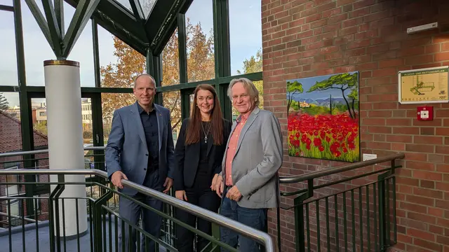 Abschied von Jörg Schröder (rechts) und Staffelübergabe an Miriam Rathmann (Mitte) als neue erste Gemeinderätin – gemeinsam mit Bürgermeister Tobias Handtke. | Foto: Neu Wulmstorf