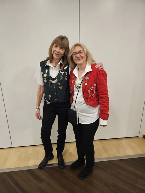 Neue Stadadjutantin Moni Schulz aus Luhdorf (li.) und Stadtkönigin Susanne von Appen | Foto: Gordon Zabel