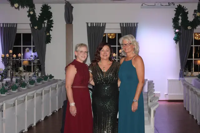 Beste Dame mit Adjus 2025 (v. li.):  Adjutantin Beste Dame Claudia Hetzer, Beste Dame Rosa Beloso, Adjutantin Beste Dame 
Sandra Wiebusch | Foto: Wiebke Körner