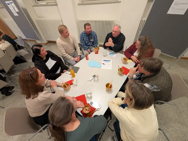 An sechs verschiedenen Tischgruppen wurden die Köpfe zusammengesteckt und über bestimmte Themen in Sachen Werbung gesprochen | Foto: Markus Trettin