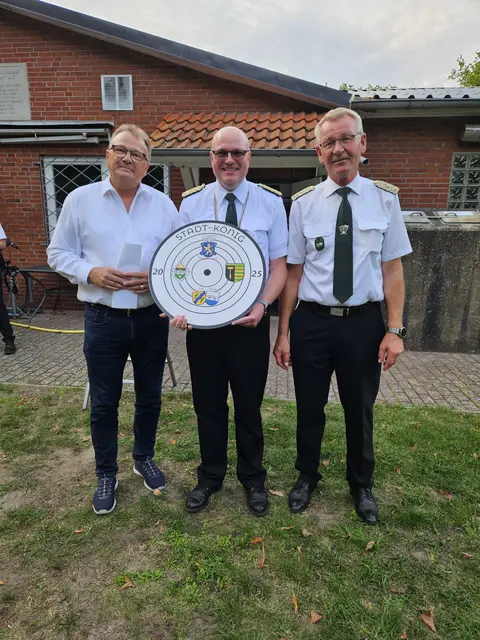 Christian Riech (v. li., Stadt Winsen), Immo Röhl (Stadtkönig), Andreas Eggers (1. Vorsitzender SK Luhdorf-Roydorf) | Foto: Gordon Zabel