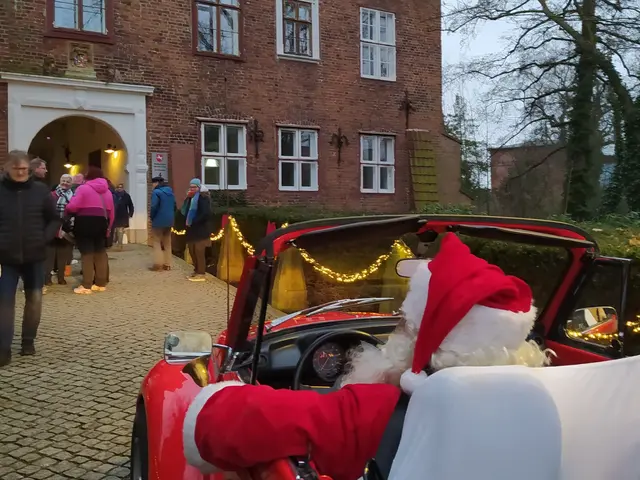 Der Weihnachtsmann fährt vor | Foto: Museum im Marstall
