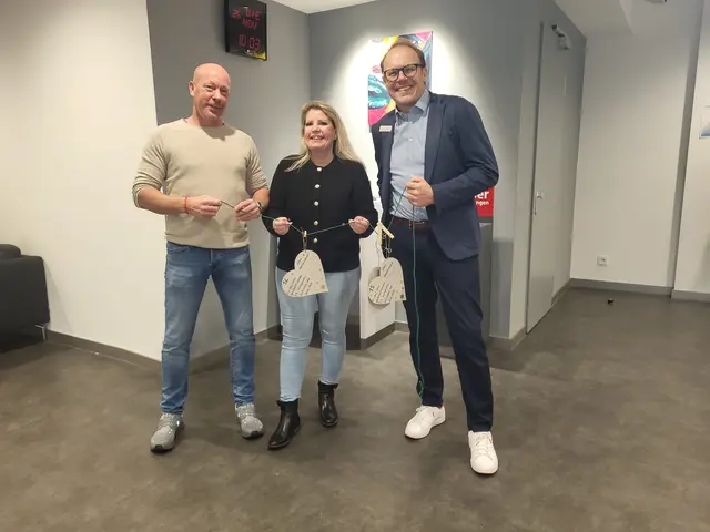 Jan Kettler (li.) und Andrea Becker von Pflege Trude sowie Christian Bruns von der Haspa rufen zur gemeinsamen Wunschbaum-Aktion auf