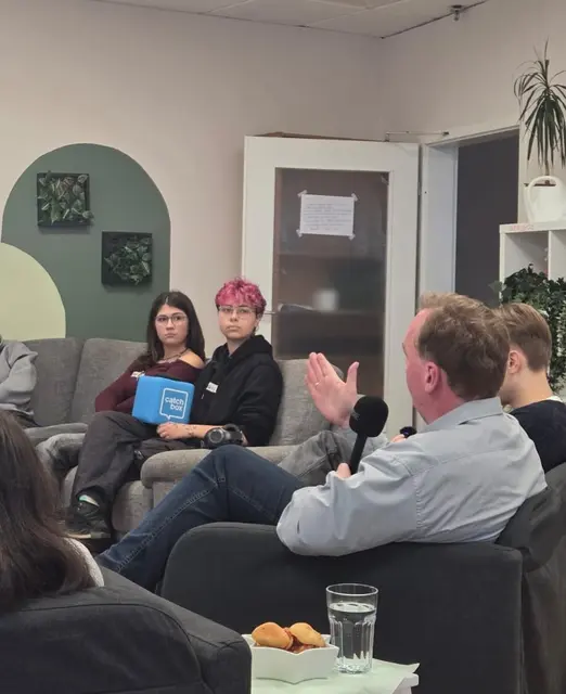 In lockerer Atmosphäre wurde im Jugendcafé mit Bürgermeister André Wiese diskutiert | Foto: Stadt Winsen