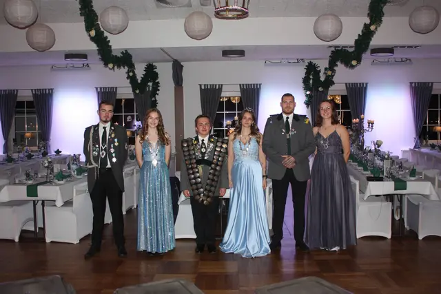 Jungschützen:  Bester Jungschütze Auflage und Adjutant Jungschützenkönig Lasse Heydorn, beste 
Jungschützin Freihand Johanna Pankel, Jungschützenkönig Kevin Mittag, Jungschützenkönigin 
Leonie Fitschen, Adjutant Jungschützenkönigin Mark Garske, Glückskönigin der Jungschützen 
Maren Allers | Foto: Wiebke Körner