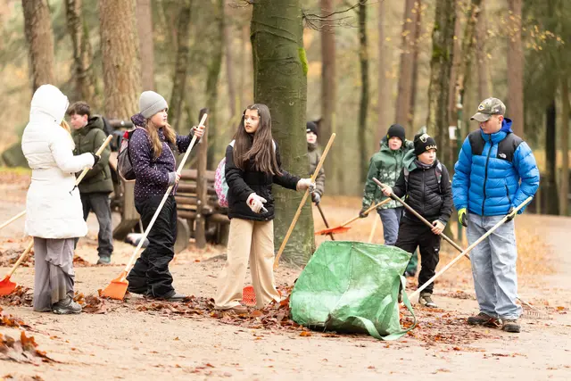 Mit Harken, Rechen und Grünabfallsäcken ausgestattet, gingen die Kinder der IGS Hanstedt mit Eifer und Teamgeist im Wildpark an die Arbeit | Foto: Wildpark / Thomas Ix