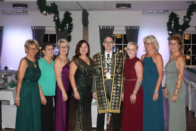 König Sven Deden mit Damenwürden 2025 (v. li.): Dritte Dame Anke Wiebusch-Müller, Zweite Dame Gabi Klindt, Wanderkette der gew. 
Damen Manuela Doerfling, Beste Dame Rosa Beloso, Schützenkönig Sven Deden , Adjutantin 
Beste Dame Claudia Hetzer, Adjutantin Beste Dame Sandra Wiebusch,, Vogelkönigin Katja Vagts | Foto: Wiebke Körner